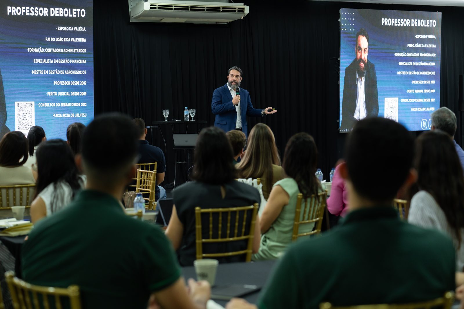 Gustavo Deboleto palestrando para plateia